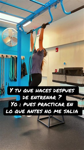 When I started last year y had to use the big black band and now I use blue I can’t wait to to be able to do my first unassisted chin up#goals #workoutroutine #chinup #fyp