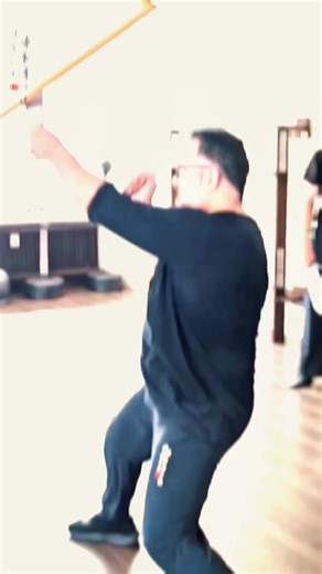 FÜR WING CHUN PRAKTIZIERENDEN: 13.–14. DEZ ❄️ WINTERCAMP ● Jetzt verbandsoffen anmelden❗️ Die Steinturnhalle in Leonberg (bei Stuttgart) wird zum Zentrum authentischen "Wing Chun" Trainings im Hong Kong Stil. Zwei Tage voller intensiver Praxis, detaillierter Prinzipien und seltener Anwendungen🥊 Von Waffentraining, Körperstruktur bis zu ChiSao Anwendungen, jede Einheit ist nach Erfahrungslevel unterteilt, damit Schüler, Lehrer & Meister ihr volles Potenzial entfalten können👍 Sichere dir jetzt d