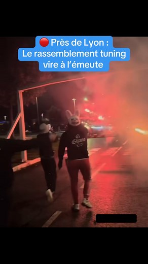 🔴 Un rassemblement sauvage de tuning dans la soirée de ce samedi 15 novembre a viré à l’affrontement armé près de Lyon, à Bourg-en-Bresse, dans l’Ain. 👉🏻 La police a été attaquée par des participants venus très nombreux. Les images sont impressionnantes. ➕ Une enquête est ouverte. #lyon #news #actu #tuning | Actu Lyon