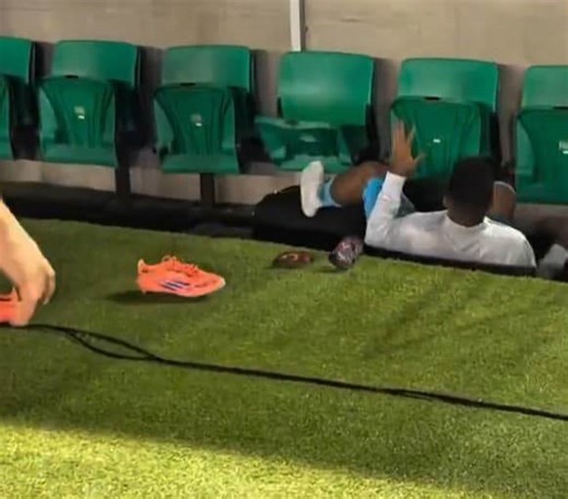 Un joueur de Santos projeté contre le banc de touche par un fan qui voulait prendre une photo avec Neymar