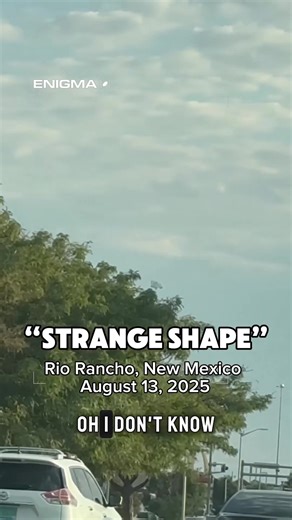 《汽車駕駛在新墨西哥州捕捉到形狀怪異的飛行體》 上個月，一個形狀怪異的飛行體飛過新墨西哥州車流擁擠的街道上空，令目擊者感到困惑，這到底是甚麼物體？ 正當大家在為國會公聽會播放的影片感到驚奇之餘，全球最大的UFO目擊資料庫Enigma Labs在FB發布了一段影片，引起網友的興趣和爭議，有超過萬人點讚。 https://www.facebook.com/reel/4103091076617906 根據發布在網上的資料顯示，這段影片是2025年8月13日拍攝於美國新墨西哥州的里奧蘭喬（Rio Rancho, New Mexico）。 有人懷疑是熱氣球，但遭到反駁，「兩天兩次目擊，你在開玩笑吧！這個物體的形狀絕對是史上最奇特的！新墨西哥州阿爾伯克基（Albuquerque）早上有熱氣球，但沒有一個形狀像它。」 有人以為是擋風玻璃上的蟲子或汙垢，但是當你觀察它飛過樹木時，卻被樹木遮擋，所以這不可能。 也有網友認為，「絕對是外星人👽」！你以為呢？ | 台灣UFO‧外星人與超常現象檔案The Unexplained Files 2.0