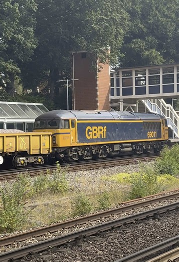 450 clears just in time for a view of 69011 passing with a departmental train. #class69 #swr #southwesternrailway #railwaystation #trainspotting #trainspotter #gbrailfreight