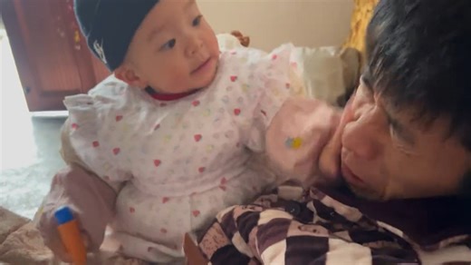 Baby slaps dad: hilarious moment caught on camera