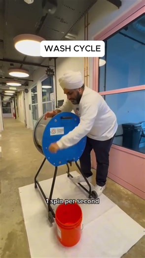 Second step of the full cycle: wash clothes in the Divya manual washing machine 🧺🌀