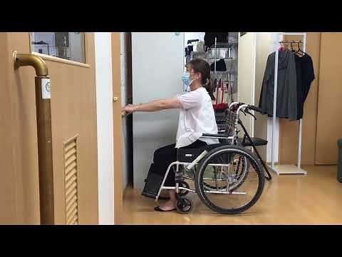 車椅子の方・手すりにつかまって立ち上がり練習