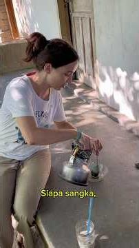 Foreign tourist's struggle making Lombok coffee