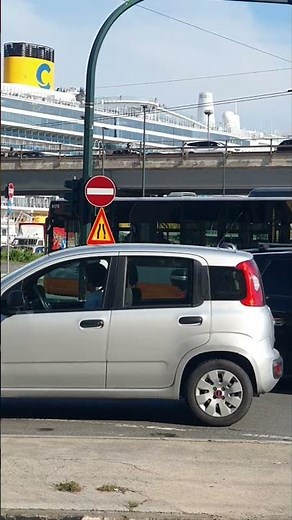 Ordinario traffico a Genova nella zona di Buozzi davanti al porto