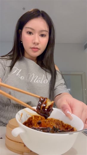 This isn’t soy sauce — it’s black bean sauce! 😍 Made from fermented black soybeans, it has a deep umami flavour with a hint of saltiness and richness 👌 Pairs perfectly with siu mai 😋 Ingredients 1 tbsp chili bean paste (豆瓣酱 / 辣豆瓣酱, e.g., Pixian) 1½ tbsp black bean sauce (豉汁酱, store-bought, e.g., Lee Kum Kee) 1 clove garlic, minced 1 small red chili, finely chopped (optional, for extra heat) ½ tbsp light soy sauce (reduce since black bean sauce is salty) ½ tsp sugar (balances the chili paste) 