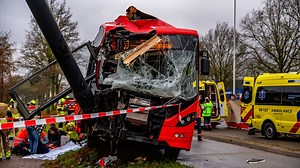 Lijnbus botst op paal in Nijmegen, elf gewonden