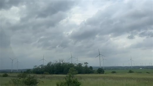 Odlatujemy na skrzydłach w objęcia Morfeo 🫶✨Dobranoc 👏 Dwa wiatry Autor: JULIAN TUWIM Jeden wiatr - w polu wiał, Drugi wiatr - w sadzie grał: Cichuteńko, leciuteńko, Liście pieścił i szeleścił, Mdlał... Jeden wiatr - pędziwiatr! Fiknął kozła, plackiem spadł, Skoczył, zawiał, zaszybował, świdrem w gore zakolowa I przewrócił się, i wpadł Na szumiący senny sad, Gdzie cichutko i leciutko Liście pieścił i szeleścił Drugi wiatr... Sfrunął śniegiem z wiśni kwiat, Parsknął śmiechem cały sad, Wziął wia