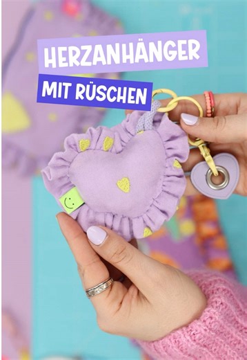 Wem schenkst du dieses süße Herz? 💜 Markier die Person 😏👇 Rüschen, Tüddel und gaaaanz viele Liebe stecken in diesem niedlichen Herzanhänger. Er ist super schnell und einfach genäht und eignet sich perfekt als kleine Aufmerksamkeit zum Valentinstag (oder als tägliche Erinnerung an dich, wie toll du bist! ✨) Und die Stoffrestekiste schrumpft auch noch - WIN WIN! 😅❤️ Das Beste? Die Herzvorlage & Anleitung gibt’s kostenlos auf meinem Blog 🧵💥 #diyeule #valentinstag #nähideen