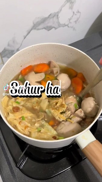 Sahur hari ke 5!! Menu sahur sat set, karena udh ada stok kaldu tulang sapi tinggal dipanasin, kasih wortel, bakso, dan kembang tahu #sahur #menusahur #ramadhan #masaksimple #masakdirumah #menuharian #masakanrumahan