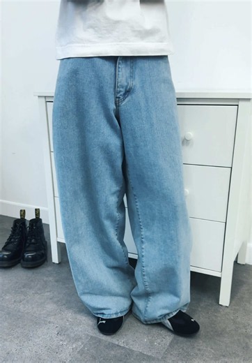 Forma Wide Light Denim. Relaxed wide fit, timeless look, dan siap dipakai setiap hari. Get yours now. #moneyalteressentials #widepants #denim