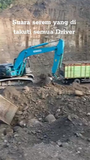 Truk Pasir Merapi Bergerak di Medan Berat