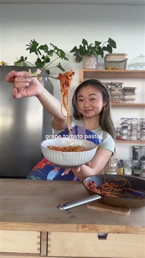 grape tomato pasta 🍝 1 punnet grape or cherry tomatoes 3 cloves garlic 1 tbsp tomato paste Pinch