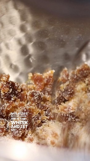brown sugar is SO easy to make in the mixer with the whisk attachment! It’s also a lot cheaper than buying bags of brown sugar! #BrownSugar #Homemade #HomemadeBrownSugar #DIY #Recipe #Eco #LowWaste #PlasticFree #Homestead #HomemadeKitchenRestock | Living Planet Friendly