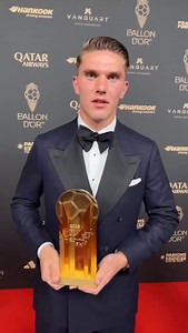 Viktor Gyökeres wins the Gerd Müller trophy ✨. The best striker in the world. | Levis Nabiswa Wanjala