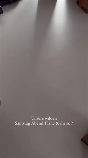 Maui ist im Bett und jetzt geht’s hier richtig wild zur Sache. 😂👵🏼 Würde gern mal einen direkten Vergleich haben von unseren Wochenenden als wir Anfang 20 waren vs jetzt mit 30 & zwischen Umbau und Kind. 😂 Highlight am Samstagabend: Kisten packen, putzen & aussortieren. Sind gespannt auf eure Samstagabend Pläne. 😅🙏🏽 ________________________ #umzug #hausumbau #wildweekend #ü30