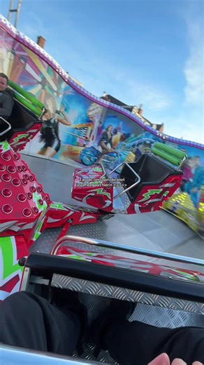 Tag de persoon die je in de breakdance op de kermis meeneemt #kermis #kirmes #funfair #breakdance #foire