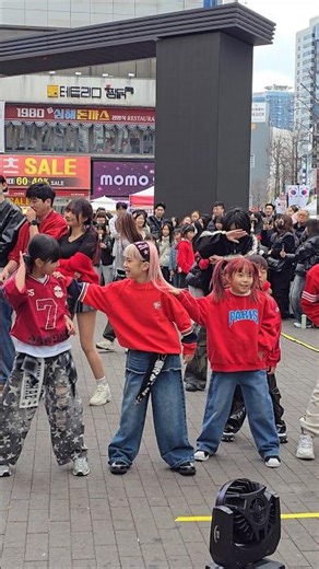 골반이 안 멈추네!! 같이 흔들?? #춤추는윤지 #골반이안멈추는병 #챌린지 #쇼츠 #kpop #aoa #짧은치마 #댄스 #춤추는곰돌 #춤추는곰돌의랜덤댄스