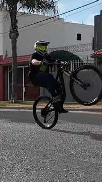 Aprendi a hacer wheelie en UNA HORA 😳 #eclipsefeedz #mountainbike #bicicleta #humor #chistoso