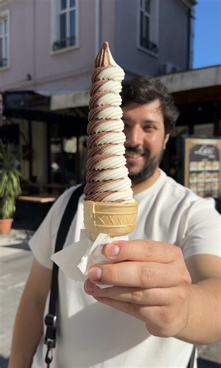 24h Essen in der ESC-Hoststadt Burgas ✨🎤🇧🇬 Denn 2027 wird der Eurovision Song Contest in der kleinen Küstenstadt in Bulgarien ausgetragen 🌊 Und wir zeigen euch deswegen schon mal vorab ein paar unserer liebsten Food Spots 🍽️ Also unbedingt abspeichern! 📍 Mekitsi – ul. Koprivshtitsa 13, 8001 Burgas 📍 Skara Mladost – ul. Aleko Konstantinov, 8000 Burgas 📍 Soprano Ice Cream – bul. Aleko Bogoridi 17, 8000 Burgas 📍 Bistro Neptun – 8014 Kraymorie, Burgas #eurovisionsongcontest #esc2027 #burgas