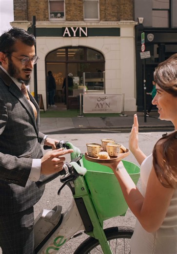 Spreading out 🇸🇦 Saudi love to the public of London p.t 10 Ayn. A mordern ritual #saudiarabia #public #coffee