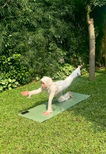 morning theraphy session, the only theraphy i need🧘🏻‍♀️🫶🏻🍃 . . . #yogatok #yogaflow #yogamojokerto #yogagirl #fyp