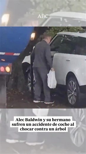 ⭕ Alec Baldwin y su hermano sufren un accidente de coche al chocar contra un árbol. El actor y su hermano Stephen aseguraron que un camión se cruzó contra ellos. ✍️ En abc.es te contamos todos los detalles. #AlecBaldwin #Alec #Baldwin #actor #suceso #sucesos #coche | ABC.es