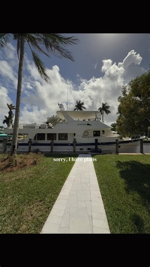 65’ Outer Reef 🌎 Our monthly client needed a full detail, before he heads to the west coast! So we came in & got it spotless for his haul. Interested in our services? Give us a call 📱 #fyp #yacht #detailing #mobiledetailer #boats