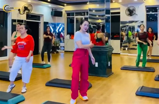 🎄🔥 GIÁNG SINH NÀY – TRẢI NGHIỆM ĐIỀU KHÁC BIỆT 🔥🎄 Không cần biết nhảy đẹp Không cần tập lâu năm 💃 Chỉ cần bạn đến TRẢI NGHIỆM LỚP AEROBIC tại Golden Health Gym ✨ Âm nhạc Noel sôi động ✨ Chuyển động cuốn theo cảm xúc ✨ Tập để khỏe – đẹp dáng – xả stress cực đã 🎅 Lần đầu trải nghiệm là… dễ ghiền 👉 Đến thử 1 buổi, cảm nhận năng lượng Giáng Sinh theo cách hoàn toàn mới 💪🎄 | Golden Health Gym