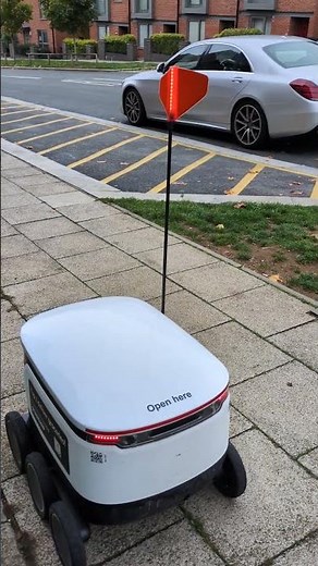 A Co-op Delivery Robot in Northampton (October 2025) #robot #robots