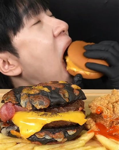 4K MUKBANG ASMR | Lotteria Crooked Burger & Double Cheese Burger 롯데리아삐닥한버거 & 더블 치즈버거