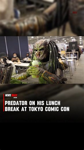 News Buzz Hotline on Instagram: "A moment from Tokyo Comic Con 2025 has gone viral after a hyper-realistic Predator cosplay was spotted casually enjoying a lunch break. The costumed fan was seen sipping a drink and relaxing in full alien armor, creating a hilarious contrast between the fearsome sci-fi hunter and an everyday human moment. Social media users joked that even intergalactic hunters need a break, while praising the dedication and craftsmanship behind the cosplay. The clip perfectly ca