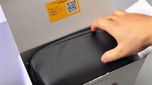 大疆Mini 4K无人机便携轻巧，适合旅行拍摄。开箱即用，画质清晰，自动返航功能让飞行更安心，日常记录生活超方便。
