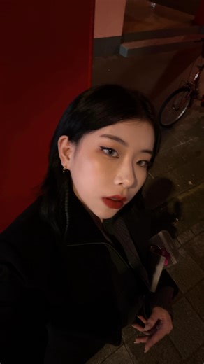 livia on Instagram: "卸妝來回擦 那是真的傷 敏感肌真的不要再這樣做了 最近都在用植村秀全新上市的酒粕活酵淨亮潔顏油 它給我的感覺不是單純把妝卸乾淨 而是把卸妝變成一件很舒服又安心的事 質地一推就開 按摩的時候完全不拉扯皮膚 彩妝溶解得很快 連防水型的睫毛膏都能輕鬆卸掉 清酒也能卸妝這點我一開始也覺得很神奇 裡面的主成份清酒酒粕修護因子 但實際用下來真的有差 可以修護肌膚屏障、舒緩敏感肌膚 卸完臉不是乾乾澀澀的 而是很乾淨、但皮膚還是柔軟有水感的狀態 看起來也比較透亮 雖然是油但真的不會有油膩感 我自己的卸妝方式超級簡單 臉和手保持乾燥 按幾下潔顏油後輕輕按摩全臉 彩妝溶解後再加一點水讓它乳化 最後用清水洗掉就好 整個過程完全不需要用力 甚至全臉一瓶到底就夠 卸妝真的可以很從容🙂‍↕️ 如果你跟我一樣在意卸妝時的舒適度 或是肌膚易敏人、醫美術後的修護期 這瓶真的很值得試試看！ @shuuemuratw #植村秀 #NEW酒粕活酵淨亮潔顏油 #第一瓶醫美級修護卸妝油 #保濕舒緩秒卸淨 #shuuemura7天晶瑩剔透"