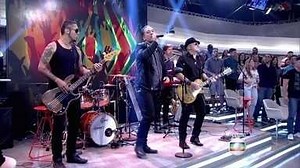 Biquini Cavadão canta 'Vento Ventania'