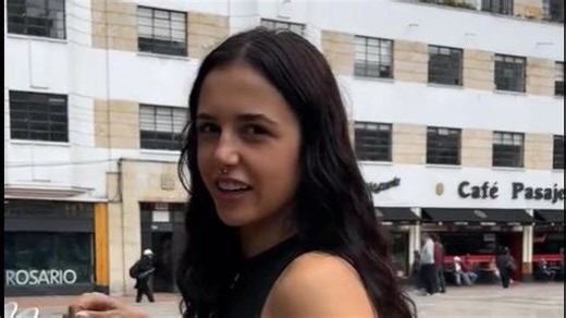 Una española que vive en Colombia enseña algo gratis, en medio de la calle y muy típico que le tiene encantada