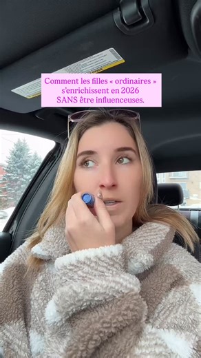 DJADZIA | Marketing digital on Instagram: "SPOILER pas besoin d’un ring light à 500$ pas besoin d’être connue pas besoin d’avoir “la vie parfaite” Juste une fille dans son char, du lipsy, de l’eau… pis une décision différente des autres En 2026, celles qui gagnent, c’est pas celles qui crient le plus fort. C’est celles qui comprennent le jeu et qui commencent AVANT de se sentir prêtes. Si t’es “ordinaire” (comme moi 🙋‍♀️), t’es exactement le profil qui réussit le mieux. 👀 Le reste… c’est dans 