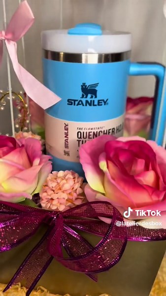 Magnifique box personnalisée avec une Stanley Cup disponible chez l’Atelier des box 😍😍 📞 05 06 29 04 03 #cotedivoiretiktok🇨🇮 #100kviews #100k #boxcadeau #latelierdesbox