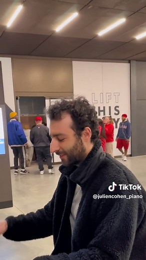 I was just playing around on a piano in a shopping mall when a whole dance group started singing and dancing !! #uptownfunk #brunomars #markronson #dance #pianotok #pianodance #pianogare #pianoengare