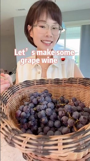 Homemade grape wine 🍷 Let’s make some 2 ingredients grape wine: 🍇 + sugar~
