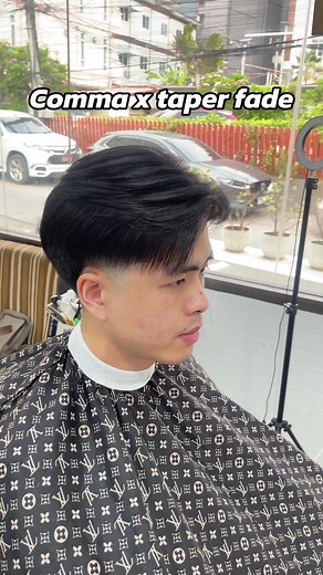 Comma x taper fade Cr.ช่างเกน 💈💺Magic Cut Barbershop💺💈 เปิด 11.00น - 20:00น. ทุกวัน กรุณาจองคิวล่วงหน้า📱 085-8223990 ครูป๊อป ช่างเกน ช่างฟร์อม 📍บริการตัดผม 📍ดัดผมวอลลุ่ม 📍อัพเพิร์ม 📍ดาวเพิร์ม 📍สระเซ็ต 📍โกนหนวด (งดบริการ) 📍ทำสีปิดผมขาว 📍จำหน่ายผลิตภัณฑ์จัดแต่งทรงผม ⭐️ฟรีwifi ⭐️ฟรีที่จอดรถยนต์/มอเตอร์ไซต์ 💚ฝากติดตามเพจและมาลองใช้บริการกันนะครับ👍🏻 🧡IG ร้าน Magiccutbarbershop ♥️ IG : Popbarbershop ——————————— #Magiccutbarbershop #ร้านตัดผมชายกังสดาล #ร้านตัดผมกังสดาล #ร้านตัดผมชายขอ