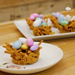 They start as a bowl of ordinary chow mein noodles, but see what they're transformed into. These look SO yummy. FULL RECIPE: http://littlethings.us/5Wd0ON | LittleThings