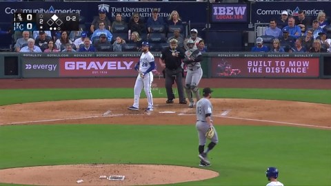 Anthony Kay abanica a Kyle Isbel