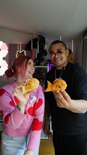 ♡ Sara Conde ♡ on Instagram: "🌸TAIYAKIS 🐟 con @eliasdosunmu ⁣ 🌸 El nombre literalmente significa “besugo asado” 🤭 aunque no tiene nada que vez (quitando que es un pez y podemos llamarle besugo si queréis). Uno de los dulces más tradicionales de Japón, originalmente relleno de anko (pasta de alubias dulce), pero que actualmente se encuentra de chocolate, crema pastelera… e incluso fresa. 🌸INGREDIENTES ➖6 cucharadas de crema de cacao y avellanas ➖ 1 huevo ➖ 