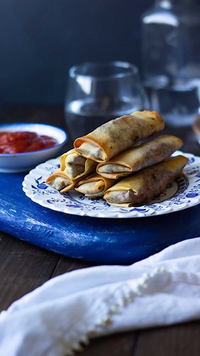 Sarah Mir | Pakistani Recipes & Desserts 🇨🇦🇵🇰 on Instagram: "Southwest Rolls: spicy, cheesy, air fried, easy 🙌🏼 Sharing this recipe below as part of a Ramadan Special series initiated by @lifeofmamabee and @the_chilli_apron and featuring @fatimaa.naama and @mariumhosein. Keep an eye on my stories today as I shared the delicious food they are making using their instant pots or their air fryers! Southwest Spring Rolls (10) Spring roll wrappers Half a minced jalapeño (seeded) 1/4 cup each cor