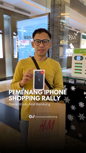 Trans Studio Mall Bandung on Instagram: "Selamat kepada Bapak Deri yang telah memenangkan iPhone dalam program Shopping Rally 🥳 🛍️ SHOPPING RALLY 30 Aug – 31 Dec 2025 Belanja makin seru karena hadiah langsung siap kamu bawa pulang! ✨ 🎁 INSTANT PRIZES Cukup belanja minimal 500 Ribu (all payment) atau 250 Ribu pakai Allo Bank, tukarkan bukti belanja dengan hadiah langsung! Dapatkan kesempatan mendapatkan berbagai hadiah menarik: ✨ 4 Fine Gold ✨ 4 Watch ✨ 4 Smartphone ✨ 4 Je