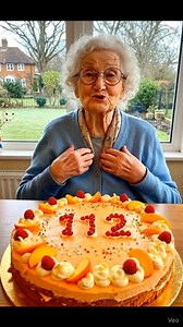 Elle a vu passer des guerres, des adieux, des naissances et des miracles. Aujourd’hui, elle souffle seule sur cent douze petites flammes, le cœur rempli de souvenirs… et d’un simple espoir : que quelqu’un, quelque part, lui dise encore une fois « joyeux anniversaire ». Si tu lis ceci, offre-lui ce cadeau que le temps ne peut pas lui reprendre. #fblifestyle | Recettes Inspirées