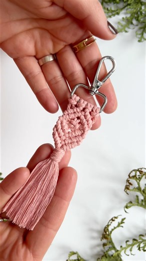 Macrame Keychain Tutorial - find tutorial link here ⬆️ #diy #crafts #forbeginners #easytomake
